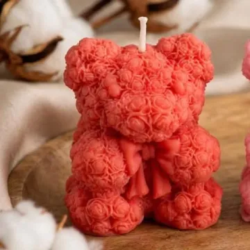 Teddybeerkaars van rozen, met strik — Een beertje dat helemaal uit roosjes bestaat, met een strik op zijn buik. Een knuffel die licht geeft.