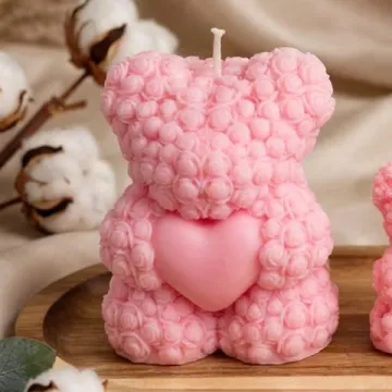 Teddybeerkaars van rozen, met hartje — Een beertje dat helemaal uit roosjes bestaat, met een hartje in zijn armen. Liefde die je kunt aansteken.
