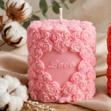 Love-kaars met rozen — Stompkaars vol roosjes met een hart waarin "Love" staat. Hij zegt het, dan hoef jij het niet te zeggen.