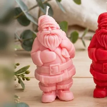 Kerstmankaars — De Kerstman als kaars. Deze keer komt hij niet door de schoorsteen, maar gewoon aan de voordeur.