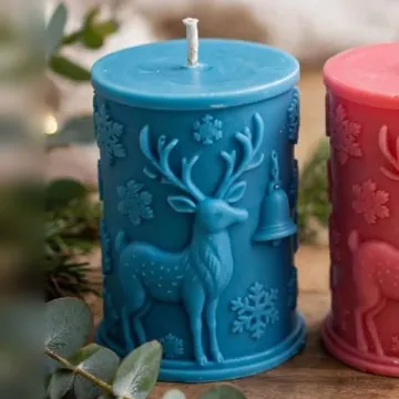 Kerstkaars met hert — Stompkaars met een hert, een belletje en sneeuwvlokken in reliëf. Voor lange winteravonden.