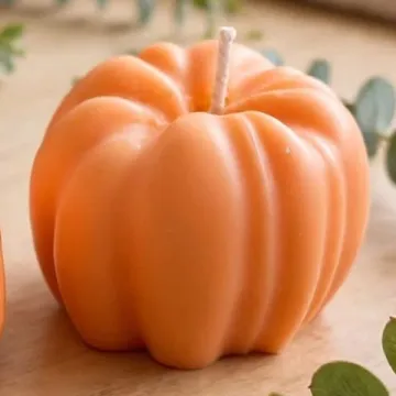 Pompoenkaars — Een pompoen als kaars. Gezellig van de herfst tot diep in de winter.
