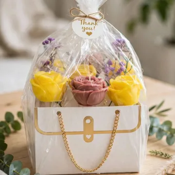 Cadeautasje met rozenkaarsjes — Een tasje met gouden kettinkje, gevuld met rozenkaarsjes en paarse bloemetjes en feestelijk ingepakt in folie. Klaar om te geven.