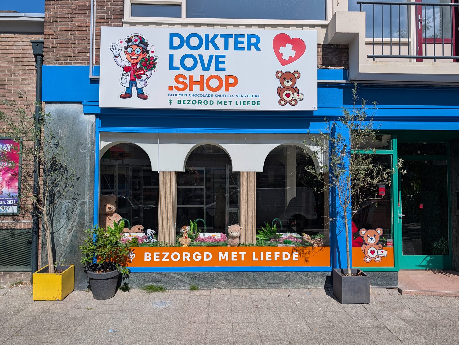 De winkel van Dokter Love aan de Burgemeester Baumannlaan in Rotterdam, met knuffels en bloemen in de etalage